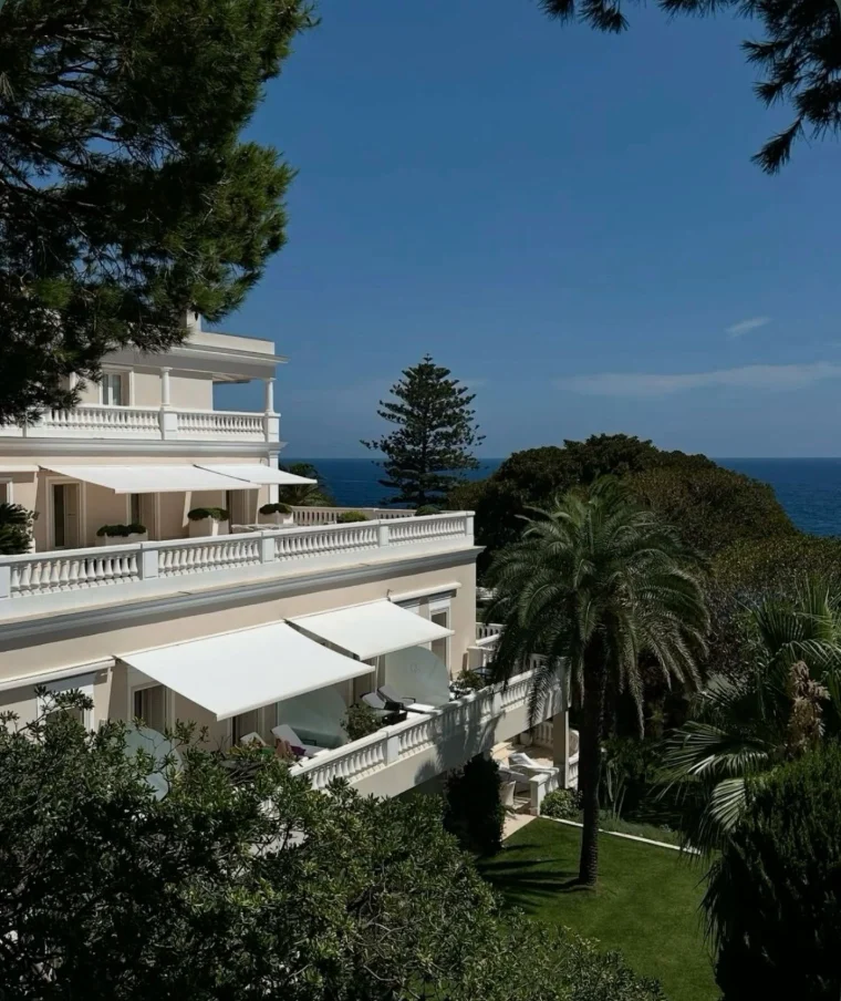 Villa Belle Époque surplombant la mer