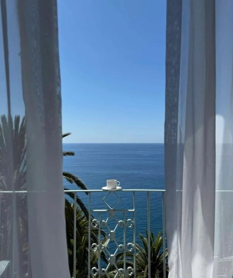 Voilages ouverts sur la mer