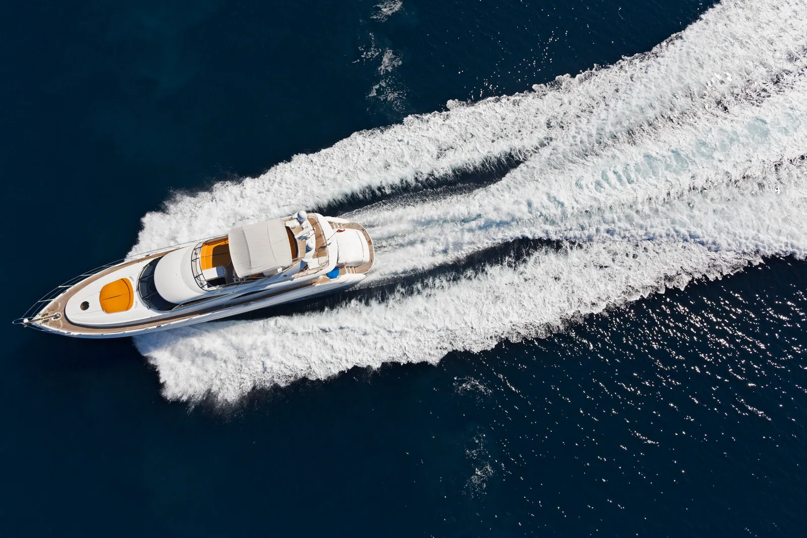 Yacht fendant la mer, vu du ciel